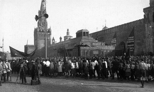 Что стало с курсантом, который на параде ударил Сталина | Русская семерка