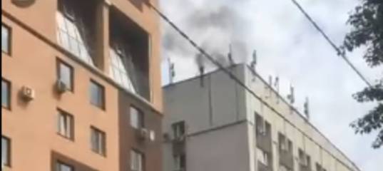 Из-за горящего мусора из тюменского здания эвакуировали 15 человек
