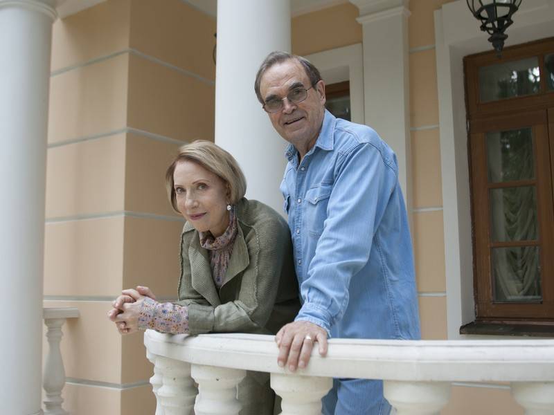 Супруг и сын Чуриковой навестили актрису в больнице
