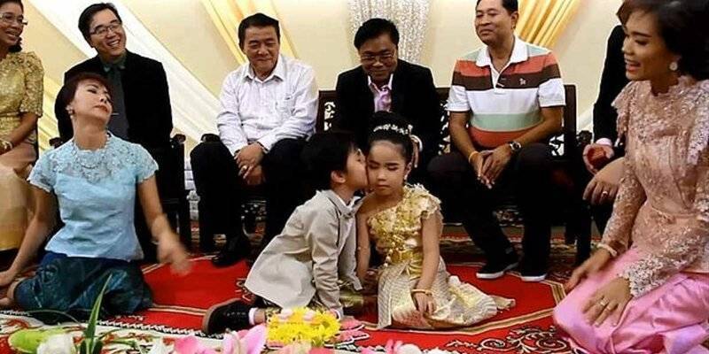 В Таиланде поженили 6-летних близнецов