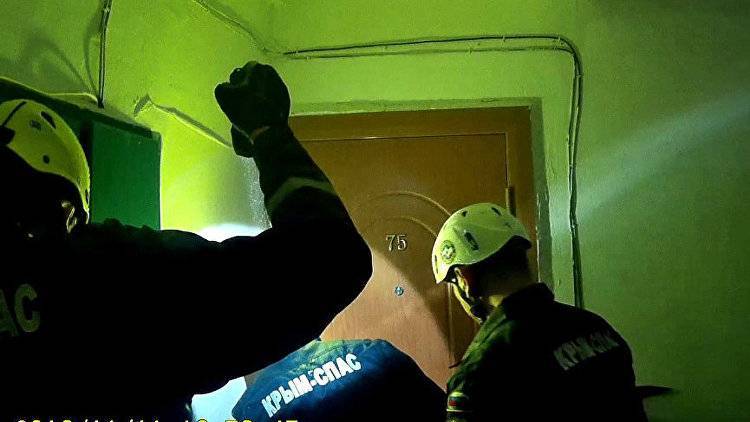 Захлопнутая дверь, включенный газ: в Крыму сотрудники МЧС спасли малыша
