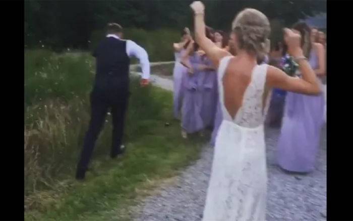 Девушка поймала букет невесты, но реакция её парня всех шокировала - видео со свадьбы