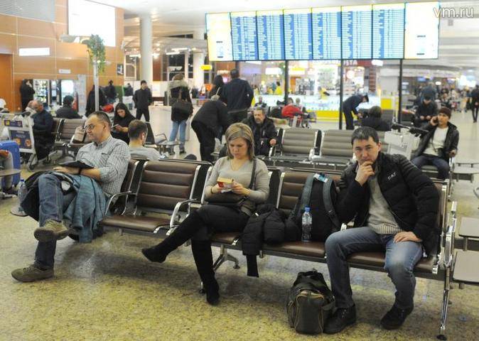 Пассажиров эвакуировали из самолета в аэропорту Шереметьево