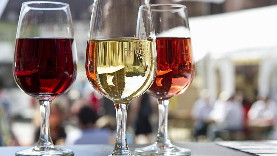 Девушка из Британии обнаружила у себя рак благодаря бокалу вина