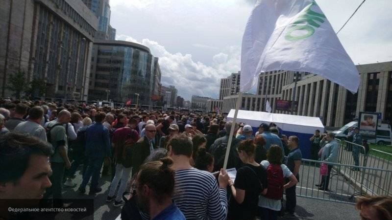 Жителей Подмосковья "массово" свозили на митинг навальнистов, не прошедших в МГД