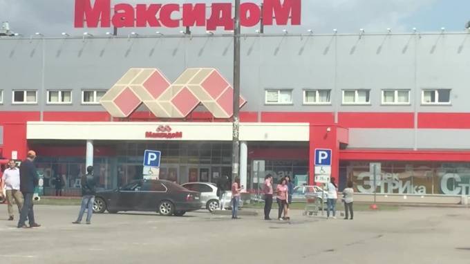 Видео: на Дунайском из "Максидома" эвакуируют сотрудников и посетителей