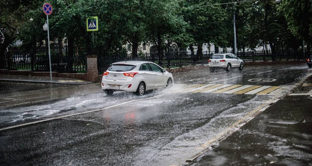 Сильный ливень начался в некоторых районах Москвы
