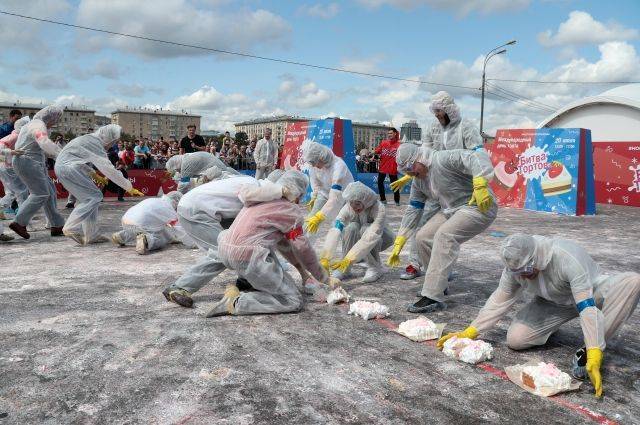 Более 15 тысяч человек сразились в битве тортов в Парке Горького