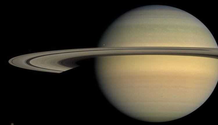 На спутнике Сатурна заметили загадочные курганы