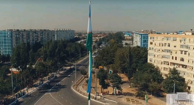 В Ташкенте установили 35-метровый флаг Узбекистана