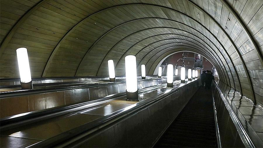 Несколько человек упали из-за резкой остановки эскалатора в метро Москвы