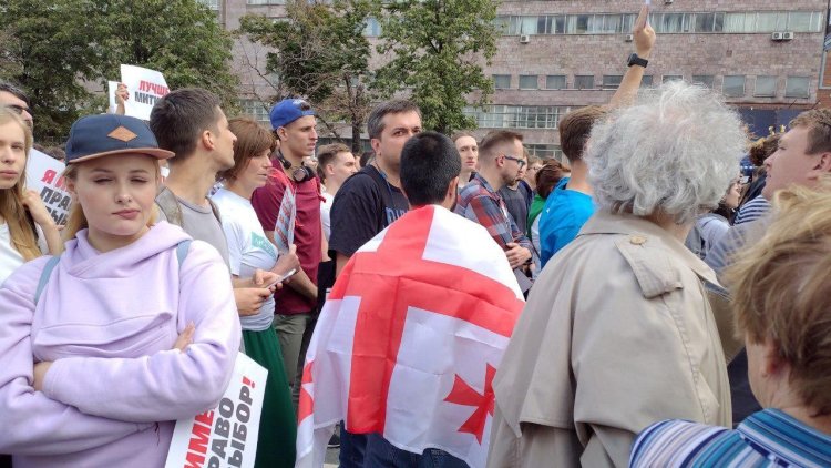 Митинг навальнистов на Сахарова снова превратился в парад уродов