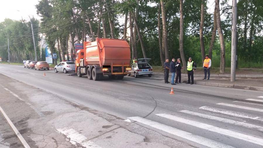 Мусоровоз сбил двух человек на пешеходном переходе в Новосибирске