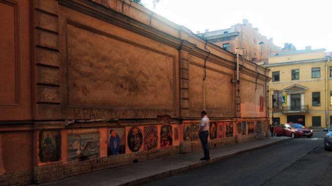 Галерею фресок в переулке Радищева не закрасят до сентября
