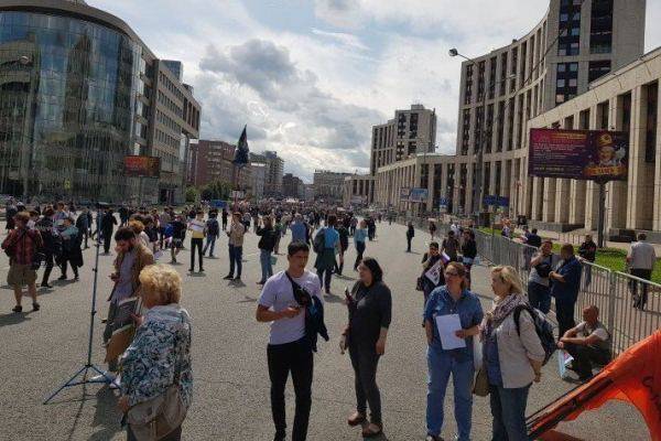Согласованный митинг за допуск независимых кандидатов к выборам начался в Москве