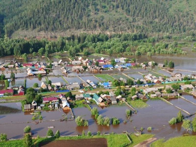 МЧС назвало число оставшихся под водой домов в Иркутской области