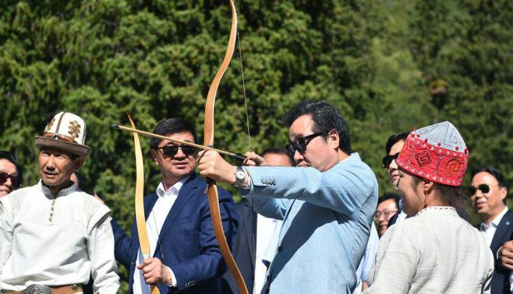 Премьер Южной Кореи пострелял из лука в кыргызстанском ущелье Ала-Арча