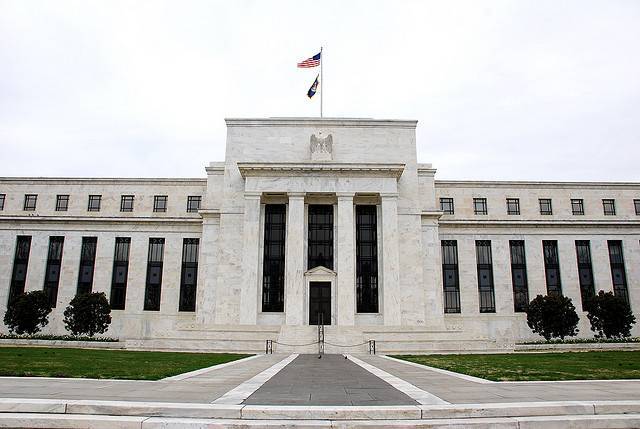 Падение ставки ФРС США впервые за 10 лет: что это даст России и рублю