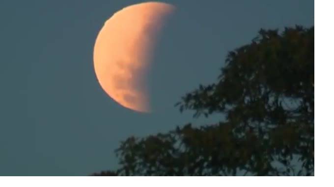 В ночь на 17 июля пользователи сняли на видео "кровавую" Луну