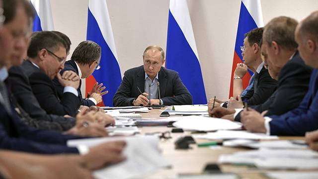 Путин: пострадавшим от паводка семьям надо помочь по количеству детей. РЕН ТВ