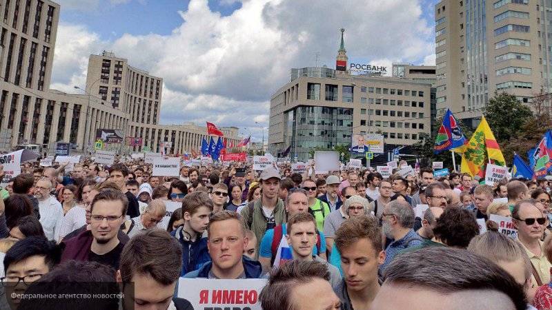 ОПГ Навального набросилась на людей, поедающих хот-доги на митинге