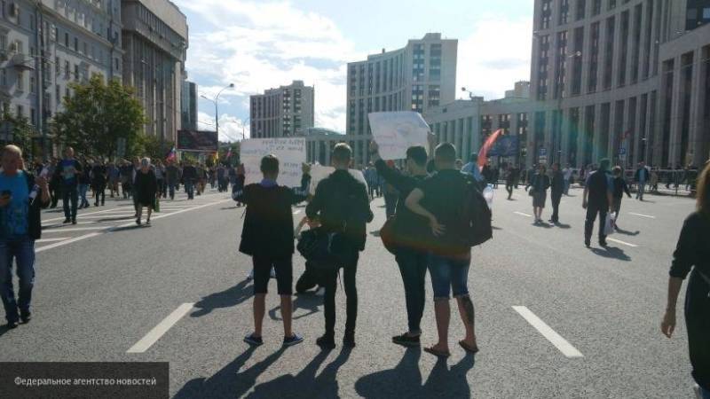 Нездоровую злобу навальнистов на поедание бургеров на московском митинге высмеяли в Сети