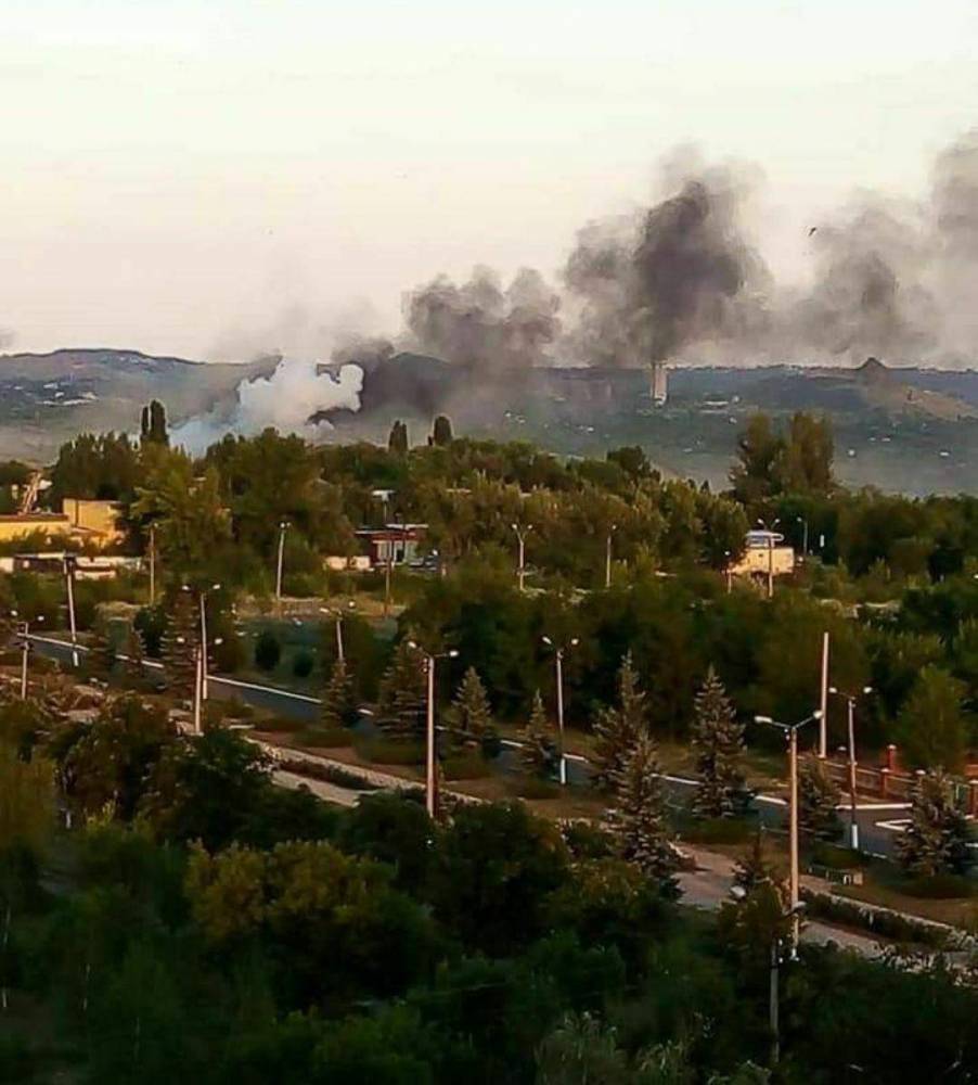 Обстрелянный Украиной город в ЛНР горит в нескольких местах