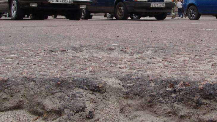 Брянский автомобилист нашел яму на отремонтированном проспекте Ленина
