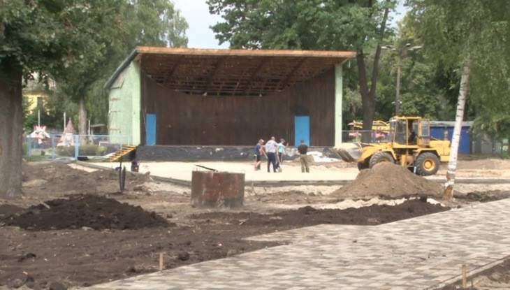В Майском парке Брянска начали ремонтировать летнюю эстраду
