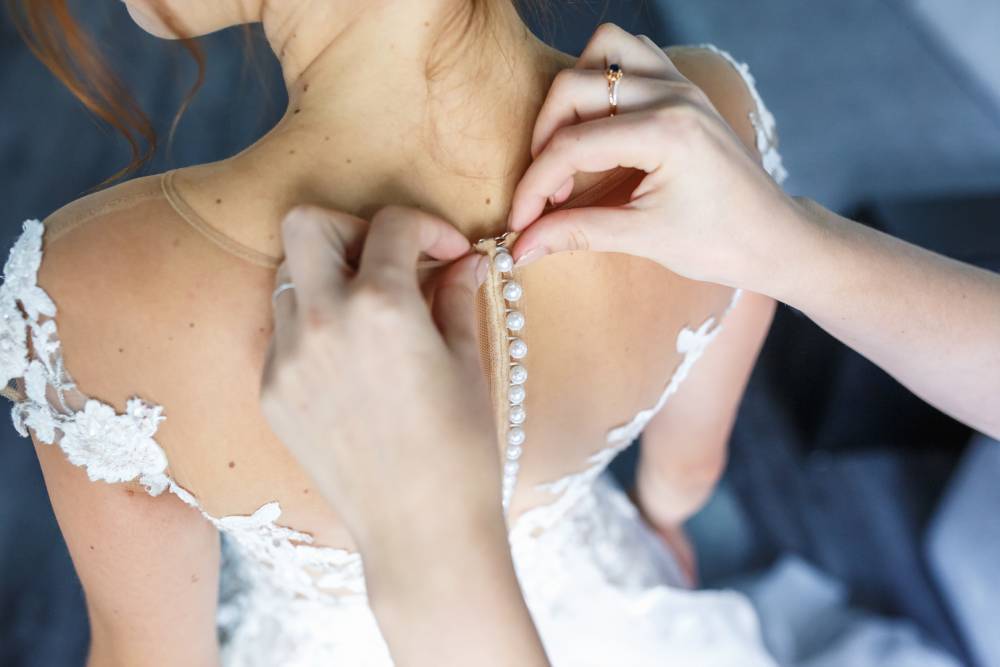 Девушка обрадовала мать, надев на выпускной ее свадебное платье
