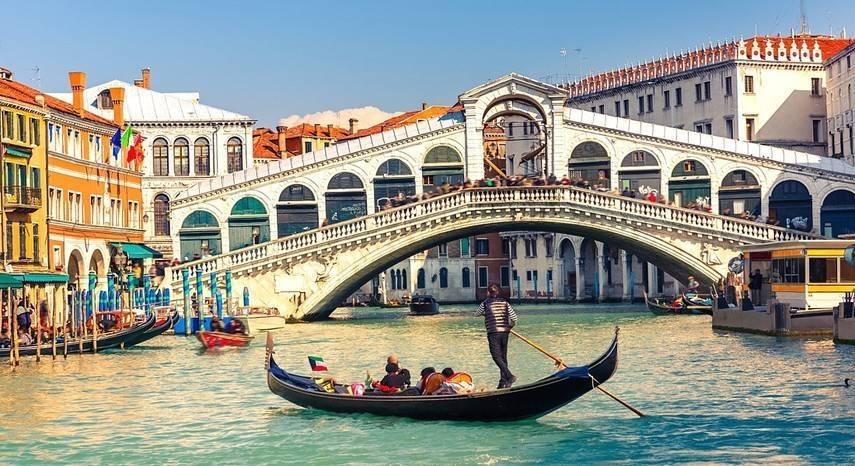 В Венеции двух немцев оштрафовали на 1000 евро за приготовления кофе у моста