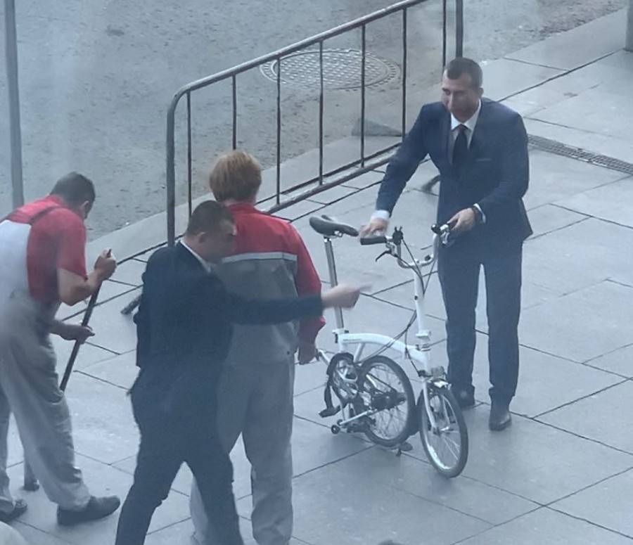 Блогер Варламов обвинил охрану столичного отеля в краже велосипеда