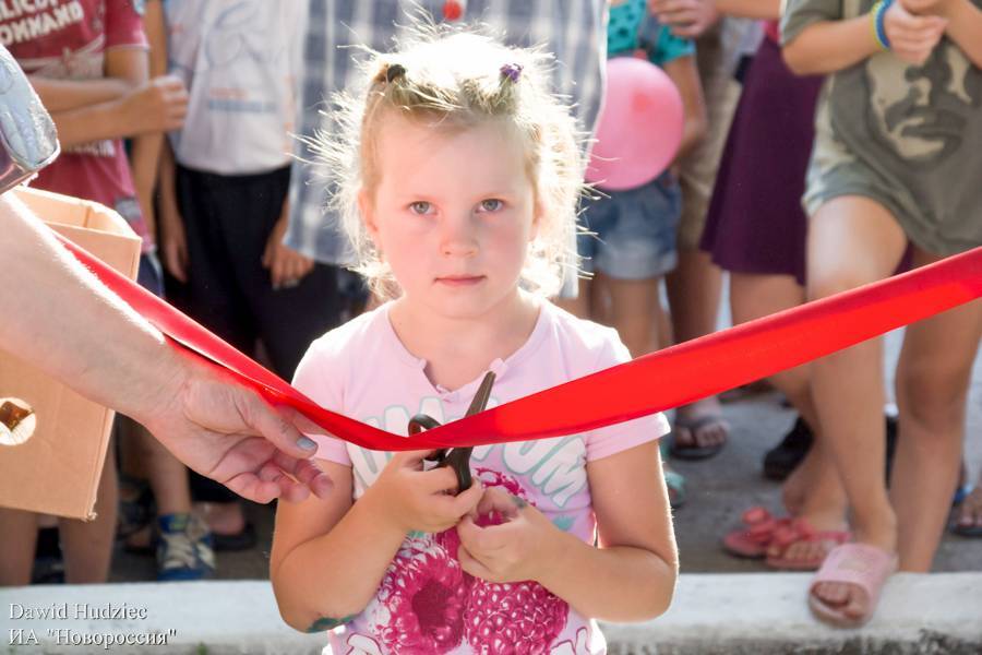 В прифронтовом поселке Луганское состоялось торжественное открытие детской площадки | Новороссия