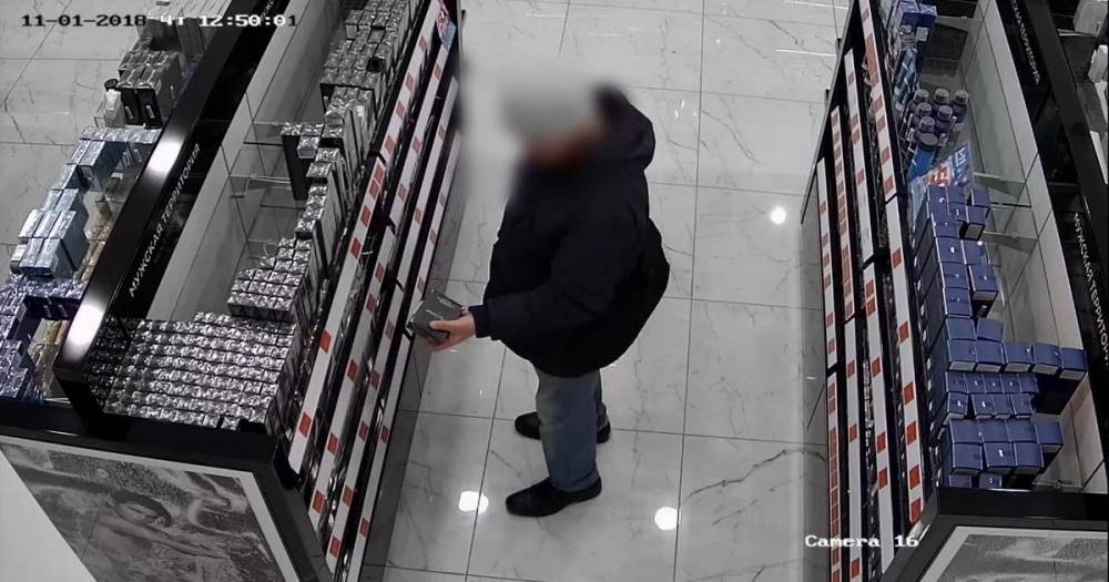Продавцы супермаркета в Смоленске поймали любителя бесплатных духов - readovka.ru