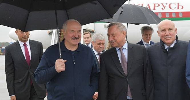 Что необычного с зонтиком и розами, засветившимися с Лукашенко в России