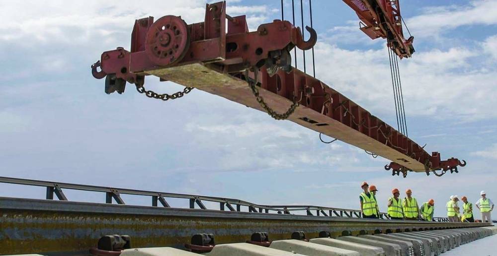 Монтаж железнодорожного полотна на Крымском мосту завершен