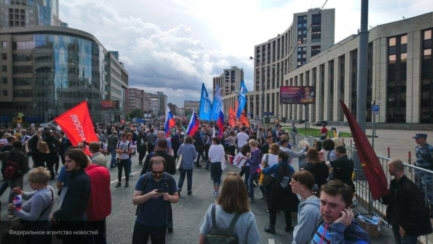 Участников митинга в Москве, поедающих бургеры, назвали «провокаторами» из-за диеты Соболь