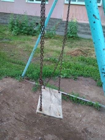 Жители Башкирии жалуются на состояние детских площадок во дворах