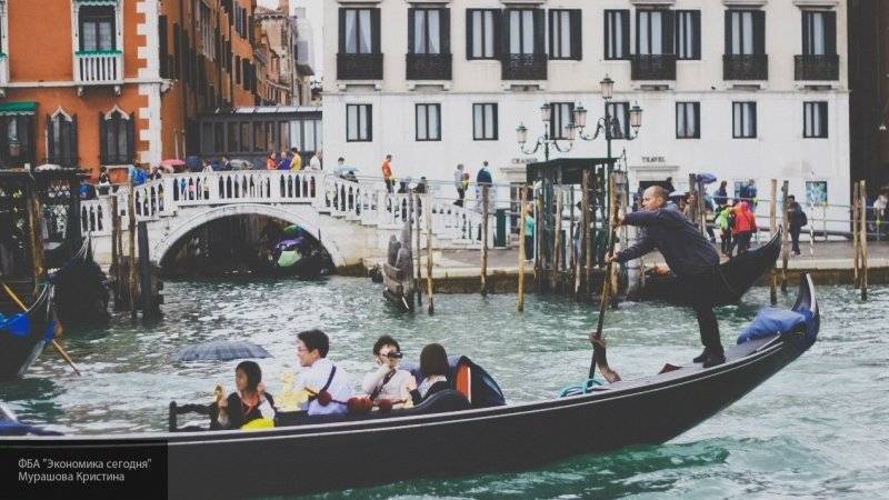 Полиция Венеции оштрафовала туристов за приготовление кофе на мосту