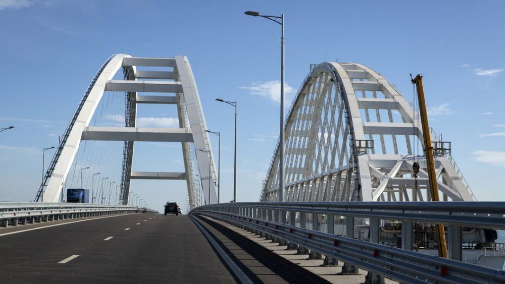 Пользователи Twitter сыронизировали над "блюстителями демократии", "страдающими" из-за Крымского моста
