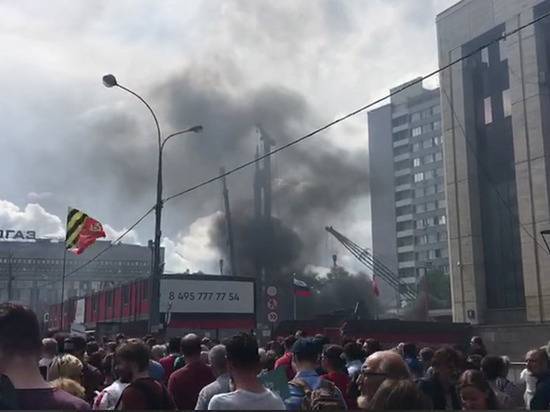 Рядом с митингом оппозиции в Москве начался пожар