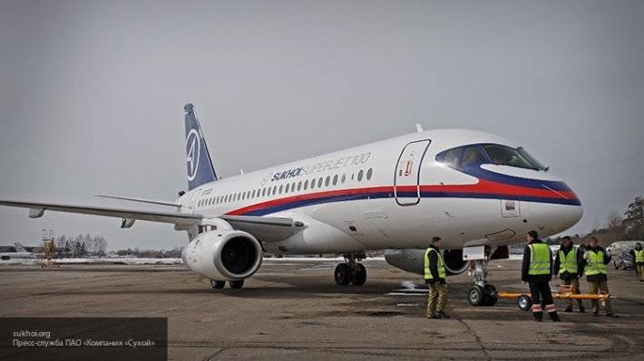 Во Владивостоке Sukhoi Superjet 100 совершил посадку с трещиной на стекле