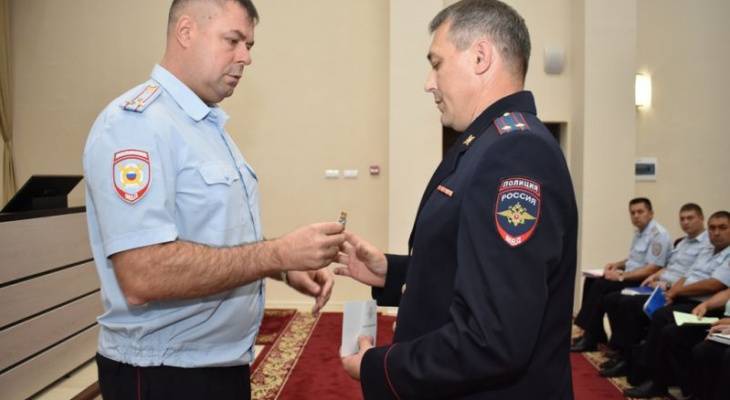 Пять сотрудников полиции получили медали за спасение людей из огня