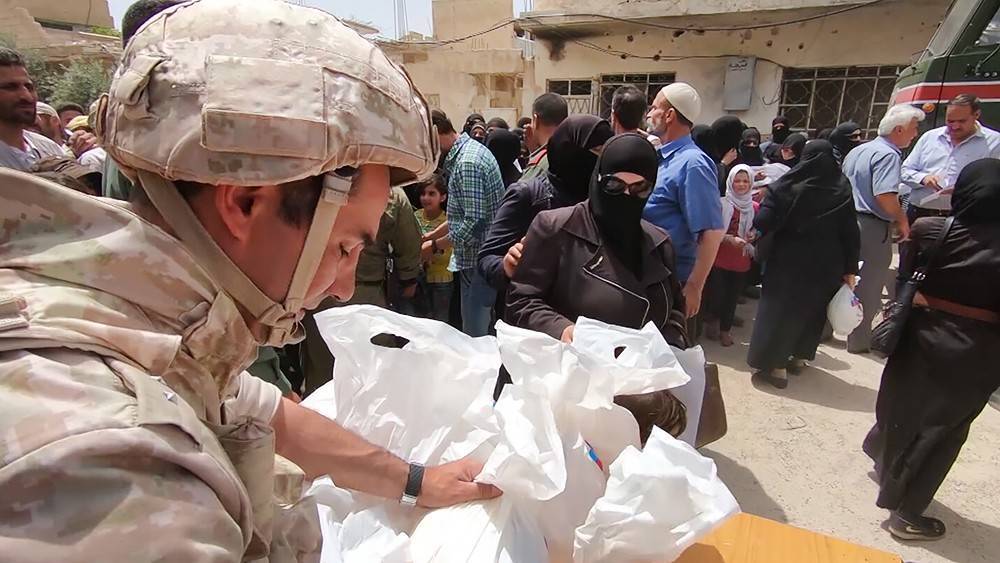 Российские военные доставили гуманитарную помощь жителям Восточной Гуты