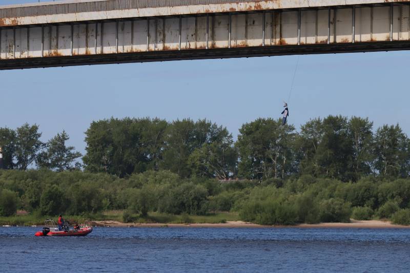 Под Краснофлотским мостом в Архангельске повесили рогатое чучело