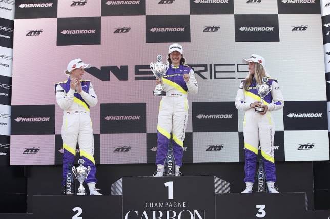 W Series: Вторую гонку в Ассене выиграла Меган Гилкс - все новости Формулы 1 2019
