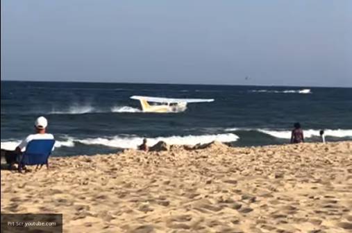 Видео аварийной посадки самолета в океан в США появилось в Сети