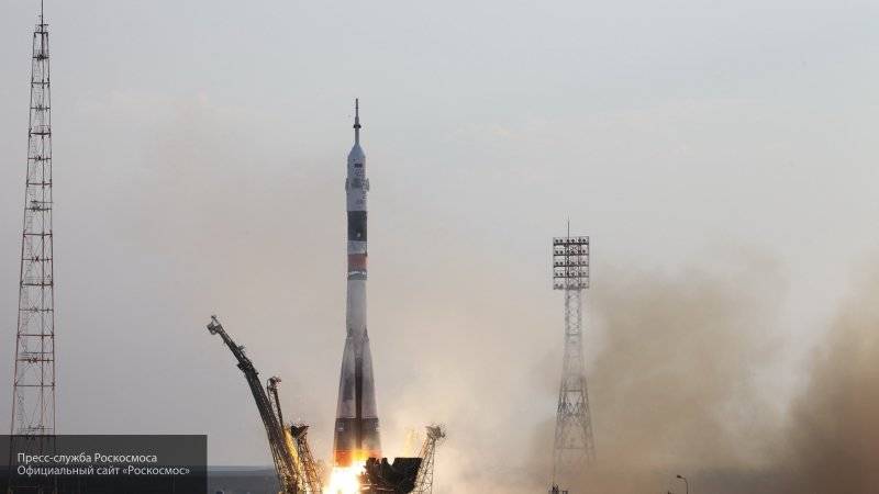 Российскую ракету-носитель "Союз-ФГ" с тремя членами экипажа запустили в Казахстане