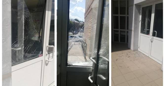 Минчанин разбил стекло в двери Центрального РУВД