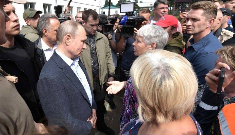 Наводнение в Приангарье: Путин пообщался с пострадавшими жителями Тулуна